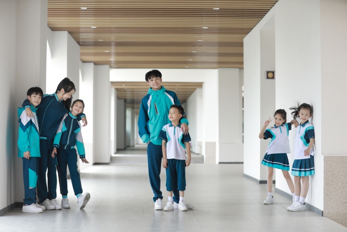 校服定制厂家教您夏季校服的选择之道
