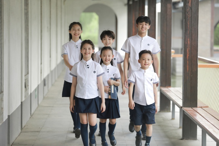 中小学生校服定制厂家如何将时尚元素融入其中