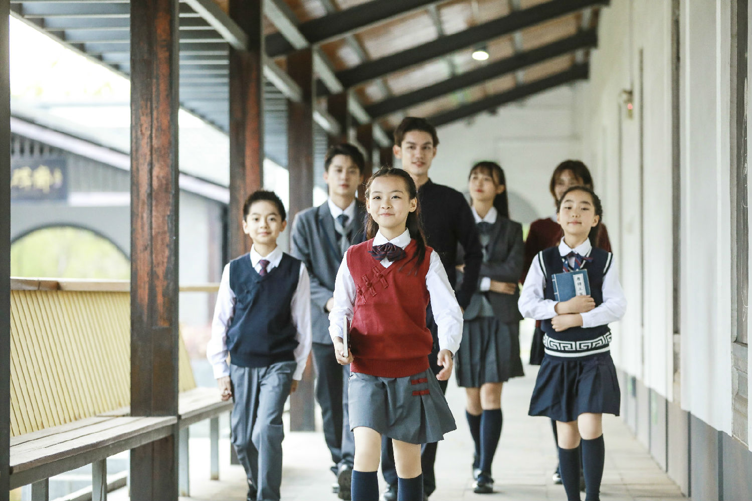 小学生校服的色彩搭配 小学生校服的色彩搭配