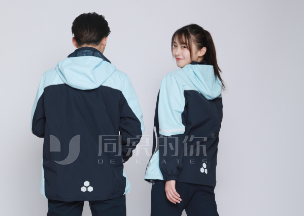 反光校服保护学生行走安全