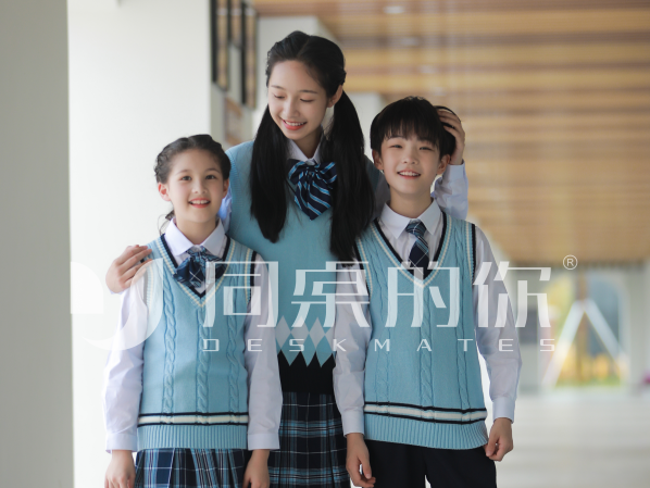 儿童校服领带的系法 儿童校服领带的系法