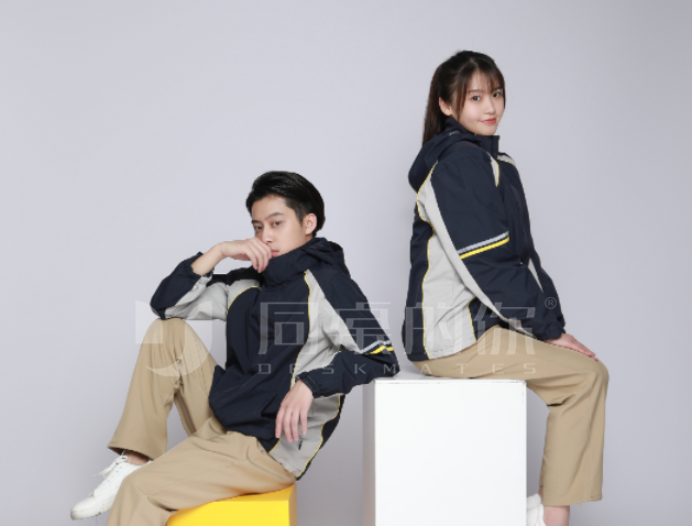中学生冬季校服的设计 中学生冬季校服的设计