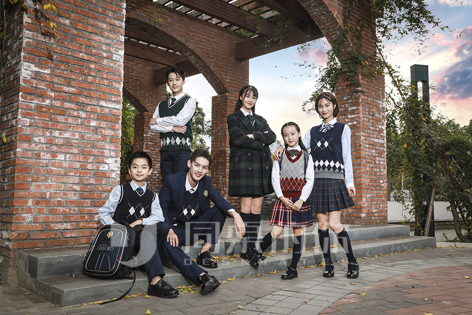 褶皱里的青春辩证法：中学校服裙为何总在争议中翻飞