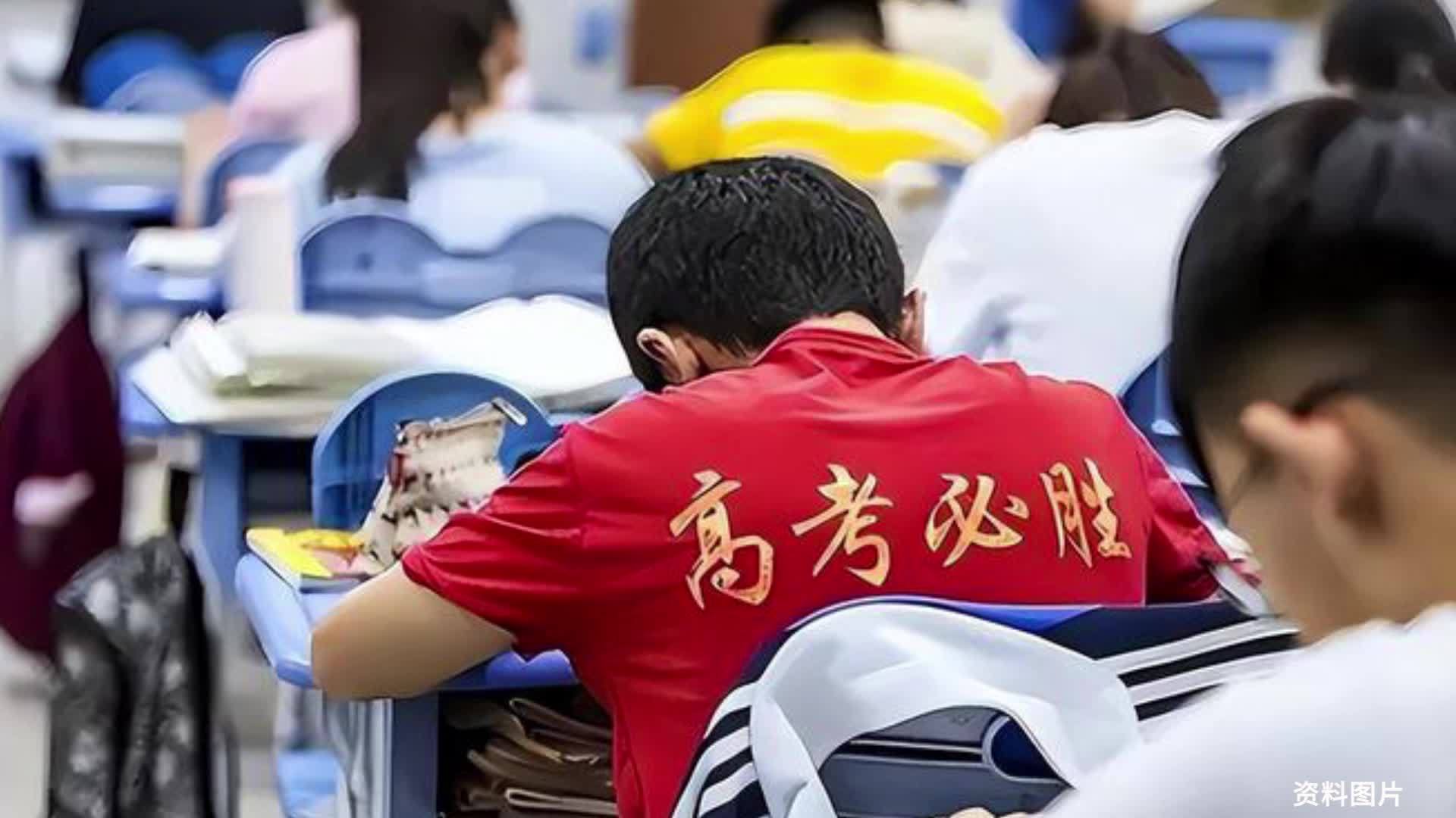 这件蓝白战袍的学生校服,是你高考路上最温暖的铠甲 这件蓝白战袍的学生校服,是你高考路上最温暖的铠甲