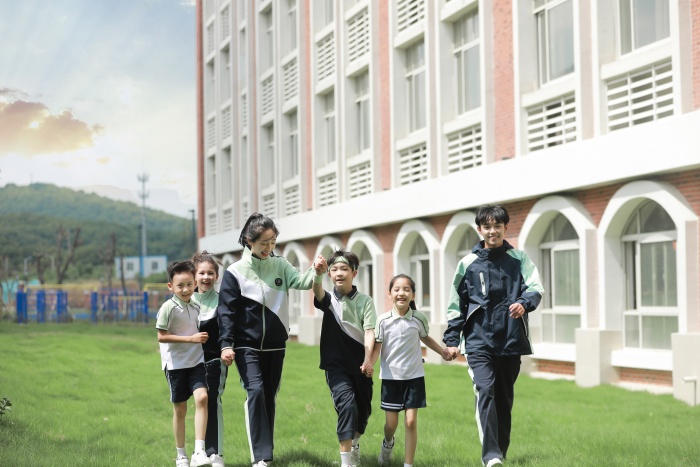 江苏校服厂家不同风格定制要点:运动校服、英伦校服、中式校服 江苏校服厂家不同风格定制要点:运动校服、英伦校服、中式校服