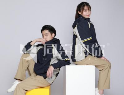秋冬换季校服更换指南，秋季校服过渡到冬季校服穿搭技巧